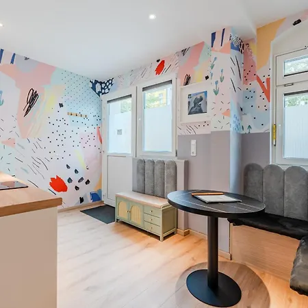 Apartment & Self Check-in - Street Art
