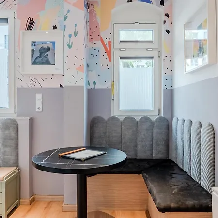 Apartment & Self Check-in - Street Art *